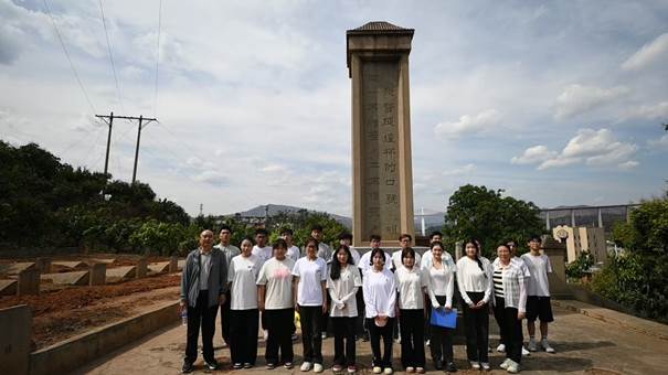 一群人站在建筑前AI 生成的内容可能不正确。